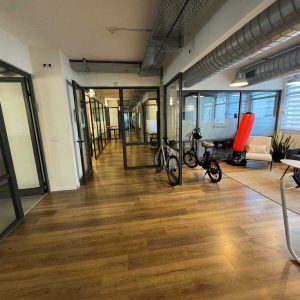 משרדים להשכרה 360 מ"ר מעוצבים לחברות הייטק צמוד לרכבת הקלה – מחיר מדהים!