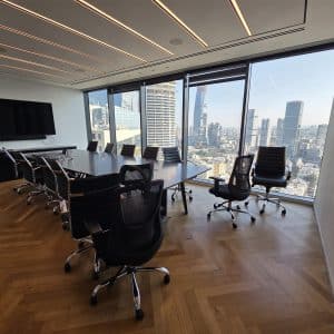 משרדים להשכרה במגדלי הארבעה תל אביב – 500 מ״ר בקומה גבוהה | נוף לים | חלוקה מצוינת