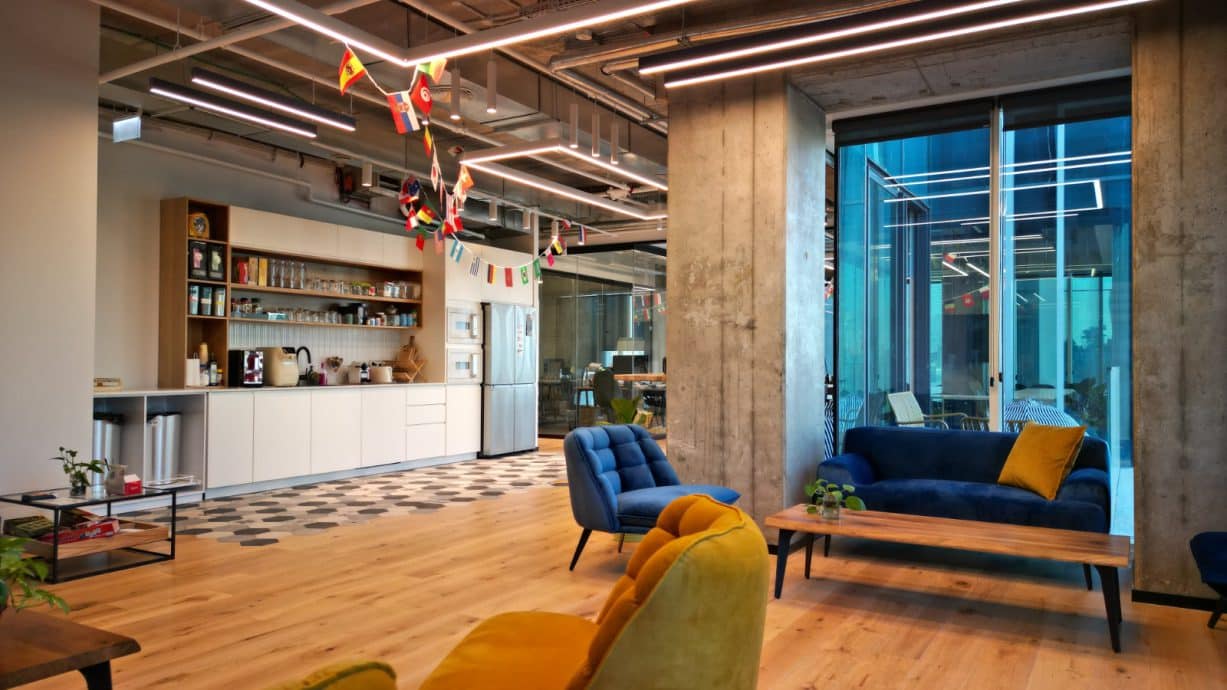 מטבח פתוח גדול ומפנק ולידו פינת ישיבה מהממת במשרדים להשכרה