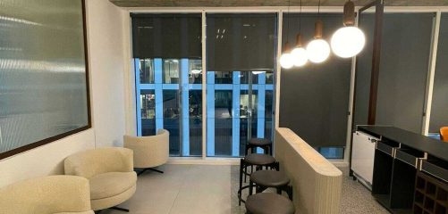 משרד בעל חלון משקיף לנוף, כורסאות לבנות, בר ישיבה