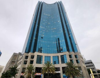 מגדל משרדים מבוקש ממוקם על תחנת הרכבת הקלה.