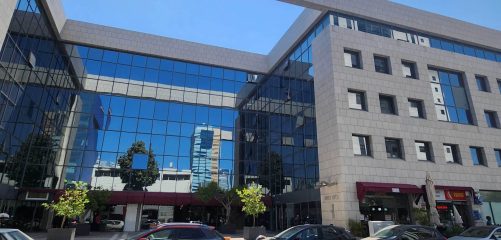בניין משרדים מבוקש ממוקם מצויין במתחם איילון ליד מגדלי אלון