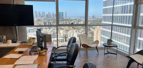 חדר עבודה מנכ"ל כולל נוף לים