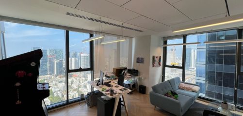 חדר מנכ"ל מרווח ומעוצב עם פינת ישיבה במשרד במגדל אלון