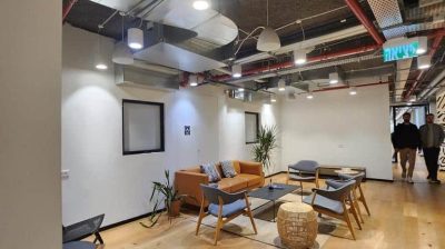 להשכרה בדרום ת"א קומת משרדים פלאג אנד פליי 80 ש"ח למ"ר כולל ריהוט